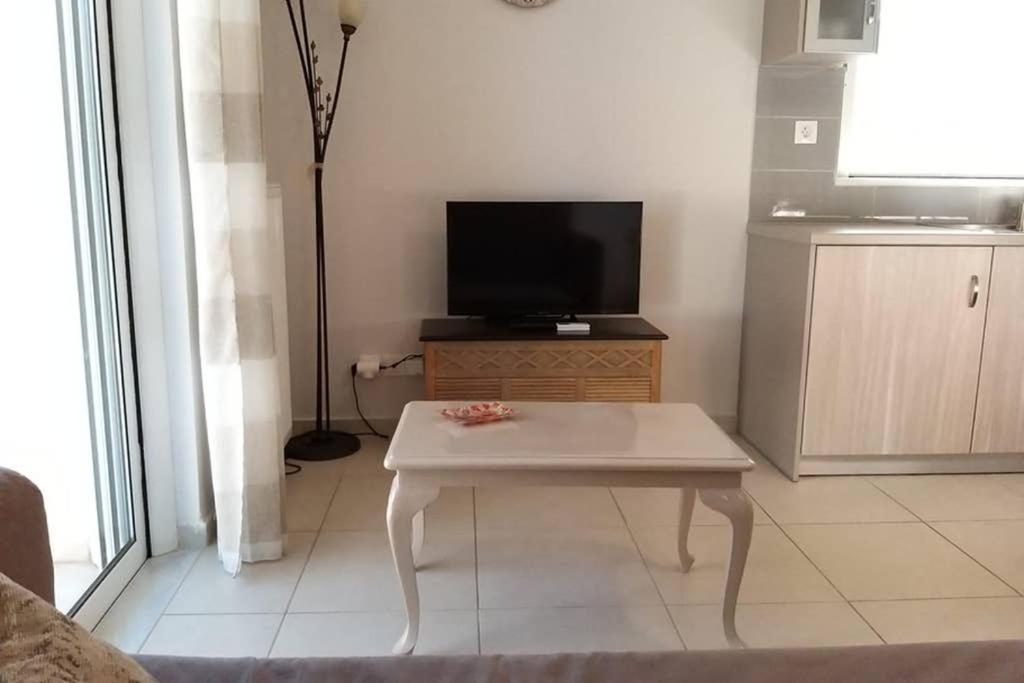 New, Bright, Cozy, Autonomous Apartment With Private Entrance And Garden, 42 M2, 5Min To The Beach And City Center Καλαμάτα Εξωτερικό φωτογραφία