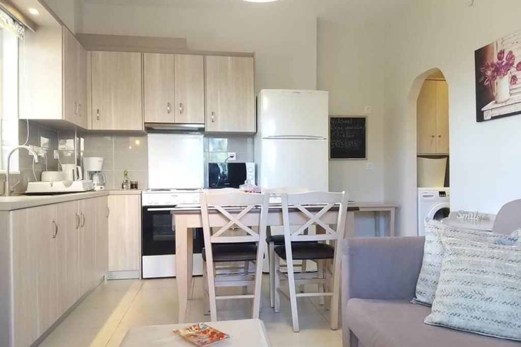 New, Bright, Cozy, Autonomous Apartment With Private Entrance And Garden, 42 M2, 5Min To The Beach And City Center Καλαμάτα Εξωτερικό φωτογραφία