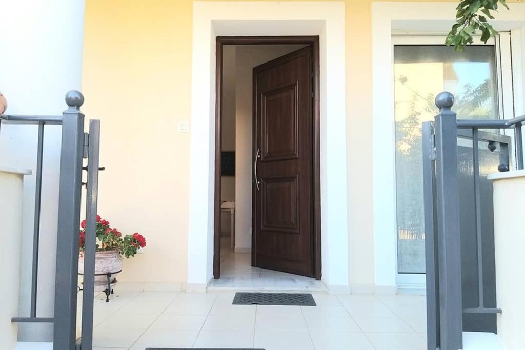 New, Bright, Cozy, Autonomous Apartment With Private Entrance And Garden, 42 M2, 5Min To The Beach And City Center Καλαμάτα Εξωτερικό φωτογραφία