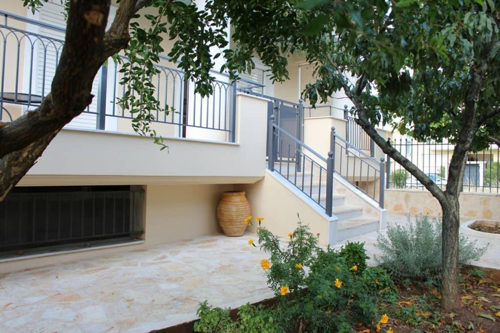New, Bright, Cozy, Autonomous Apartment With Private Entrance And Garden, 42 M2, 5Min To The Beach And City Center Καλαμάτα Εξωτερικό φωτογραφία