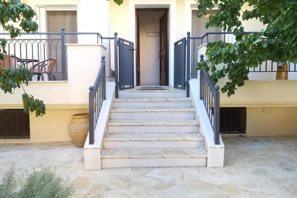 New, Bright, Cozy, Autonomous Apartment With Private Entrance And Garden, 42 M2, 5Min To The Beach And City Center Καλαμάτα Εξωτερικό φωτογραφία